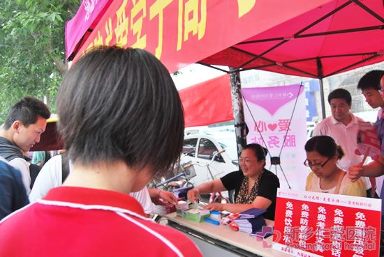 新鄉仁愛婦科醫院的工作人員為考生免費發放文具